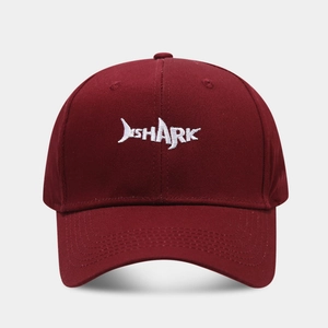 Klassische weinrote Baseballkappe mit weißer Haifisch-Stickerei und gebogenem Schirm