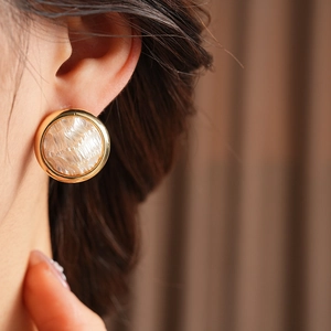 Détail de la boucle d'oreille cœur plaquée or 16K avec incrustation perle blanche