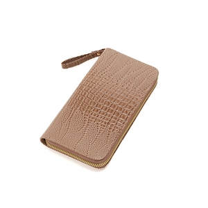 Cartera larga de mujer en color caqui con grabado de cocodrilo y correa de muñeca