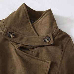 Trench-coat en similicuir suédé marron avec sangles de col et boutons à texture ambrée