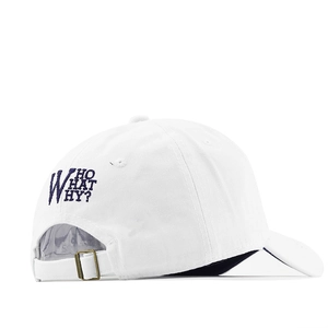Détail de la broderie marine et de la boucle en bronze sur la casquette en coton blanc