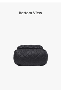 Vista dettagliata del fondo trapuntato a rombi di questo zaino nero alla moda