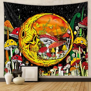 Detail eines böhmischen Wandteppichs mit Totenkopfmond, Pilzen und Naturillustrationen