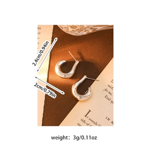 Detailed view showing dimensions and weight of C-shaped metallic silver flower earrings