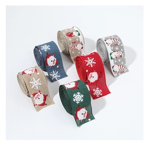 Détail de rubans de Noël en lin avec motifs de flocons de neige et du Père Noël