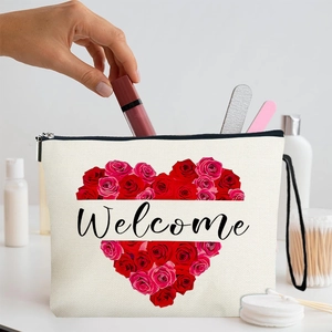 Trousse à maquillage en toile blanche avec motif rose coeur et poignée noire utilisée