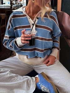 Suéter de punto a rayas vintage con cuello polo azul claro y marrón de corte holgado