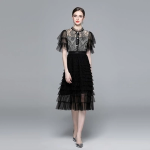 Robe élégante noire en dentelle et tulle à volants avec col montant et manches bouffantes