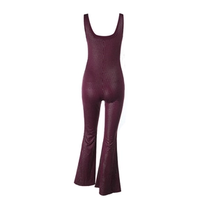 Détail de la combinaison pailletée bordeaux sans manches avec un pantalon évasé