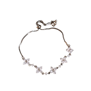 Verstellbares Kleeblatt Armband mit Zirkonia Schneeflocken Anhängern in Silber