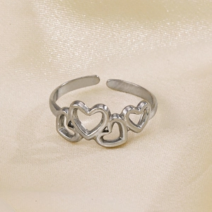 Bague ouverte en acier inoxydable avec motif cœurs ajourés et fini argenté