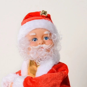 Détail du Père Noël en peluche rouge avec bordure en fausse fourrure et clochette dorée