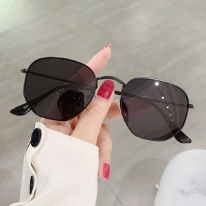 Detalle de las gafas de sol metálicas E35 con lentes UV y montura de estilo irregular