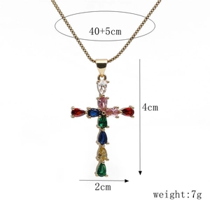 Vue détaillée du collier avec pendentif croix en zircon coloré et dimensions précises
