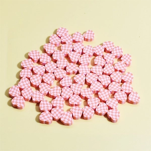 Perline a cuore in argilla polimerica a scacchi rosa e bianchi per braccialetti fai da te