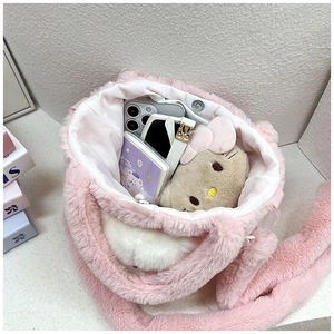 Detail of pink plush girls' bag with large capacity, magnetic clasp, and soft faux fur texture