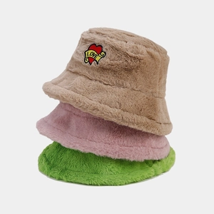 Détail des bobs en peluche avec broderie cœur et LOVE en coloris kaki, rose et vert forêt