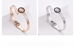 Dettaglio dei bracciali quadrifoglio in oro rosa e acciaio con intarsi di diamanti laterali