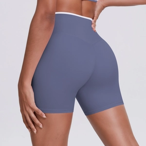 Détail du short de yoga taille haute avec bord blanc contrasté et tissu extensible gris bleu