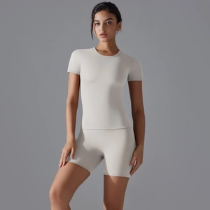 Détails de l'ensemble de yoga beige clair avec haut à manches courtes et short cycliste