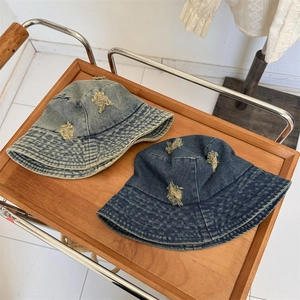 Bob en jean vintage délavé bleu clair et foncé avec bords effilochés et détails déchirés