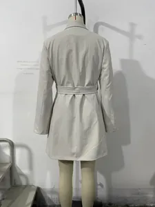 Vue arrière du trench-coat beige clair avec ceinture à nouer et coupe ajustée