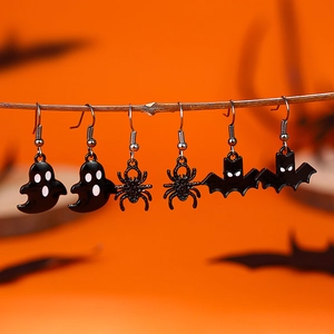 Halloween oorbellen set met spook spin en vleermuis op oranje achtergrond