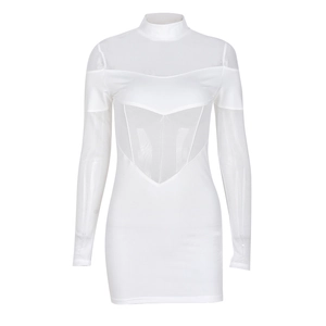 Détail de la robe blanche en mesh avec col montant et manches longues transparentes