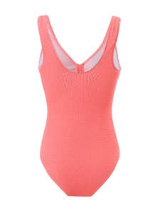 Détails du tissu texturé du maillot de bain corail avec un décolleté en V dans le dos