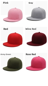 Selección de gorras snapback clásicas de visera plana en rosa, gris, rojo y verde oliva