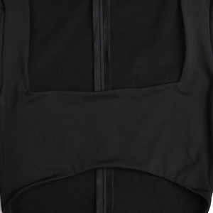 Detailansicht des Reißverschlusses und Stoffstruktur eines sexy schwarzen Langarmkleids