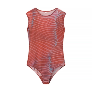 Détail du body rouge sans manches avec imprimé abstrait et encolure ronde élégante