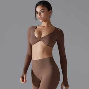 Dettaglio del design con foro per il pollice e polsini a costine sul top yoga corto