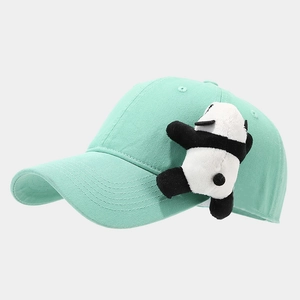 Gros plan sur la casquette en coton vert menthe avec un petit panda en peluche 3D
