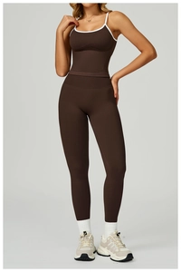 Détail de l'ensemble de yoga café avec liserés blancs contrastés sur le haut et le legging