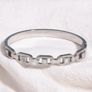 Vue détaillée du bracelet en acier titane argenté avec maillons et incrustation blanche