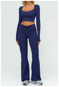 Completo sportivo blu navy con top corto a maniche lunghe e pantaloni da yoga svasati