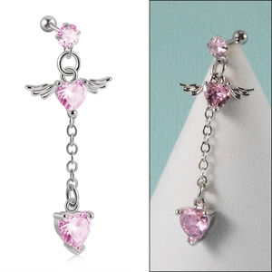 Détail du piercing de nombril aile d'ange argenté avec des pierres de coeur roses et chaîne