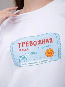Nahaufnahme eines weißen Sweatshirts mit süßem Kuh-Cartoon-Druck und blauer Typografie