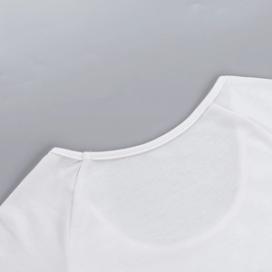 Detailaufnahme des runden Ausschnitts und der Nähte an einem weißen Slim Crop Top
