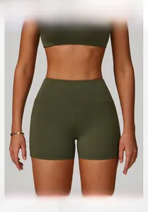 Gros plan du short de yoga taille haute vert olive en tissu mat et extensible