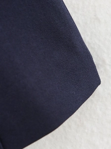 Gros plan sur la texture du tissu tricoté bleu foncé montrant le tissage premium