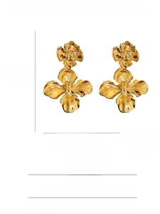 Vue détaillée de grandes boucles d'oreilles fleurs dorées de 6,5 cm de longueur