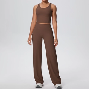 Dettaglio del set yoga con pantaloni larghi a vita alta e canotta marrone scuro