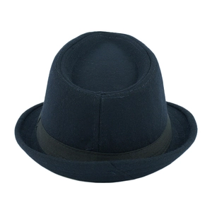 Vue détaillée du chapeau pork pie en feutre de laine bleu avec ruban gros-grain chic