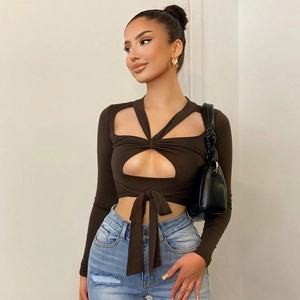 Sexy dunkelbraunes langärmliges bauchfreies Top mit Cut-out-Detail und Schnürung