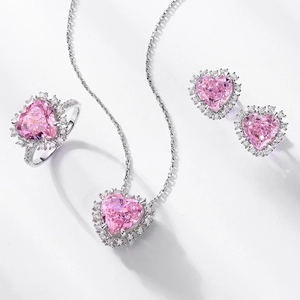 Elegante set di gioielli in argento 925 con pietre rosa taglio cuore e diamanti halo lucenti