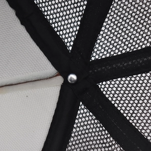 Detalle de gorra trucker de malla negra transpirable con forro de esponja blanca y costuras