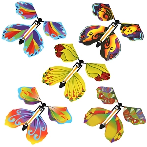 Set di cinque farfalle magiche volanti con ali colorate e vari motivi grafici vivaci