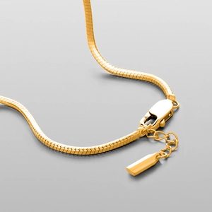 Détail de la chaîne serpent dorée avec fermoir mousqueton et pendentif rectangle